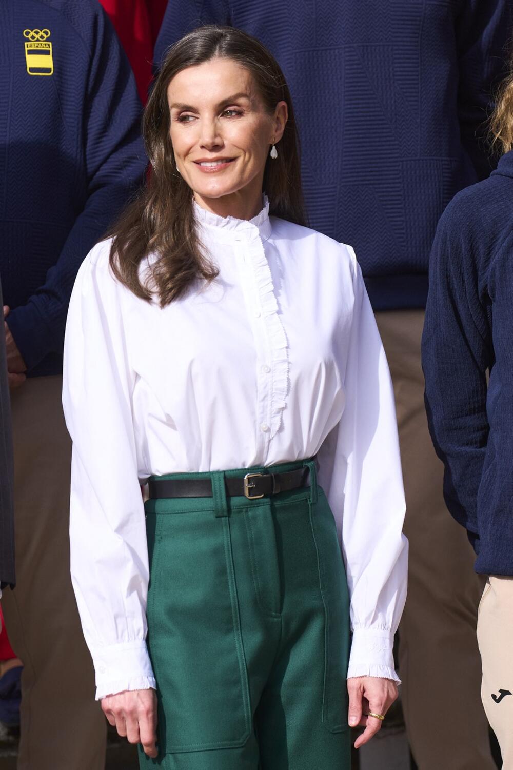 Španska kraljica Leticija u beloj Hugo Boss košulji s decentnim karnerom