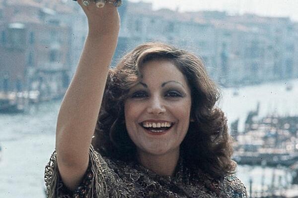 Tvrdili su da "donosi nesreću", a njena smrt je ostavila mnogo pitanja: Strašan kraj pevačice koja je krila mnogo tuge