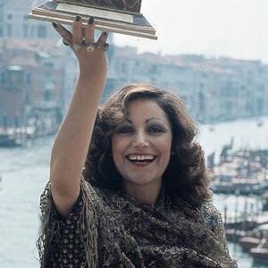 Verovalo se da "donosi nesreću", a njena smrt je ostavila mnogo pitanja: Strašan kraj pevačice koja je krila mnogo tuge