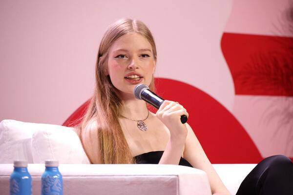 Neobična šetnja Maskove transrodne ćerke po pisti: Vivijan ne priča sa ocem, ali veruju da ju je Gucci &ndash; zvao zbog njega