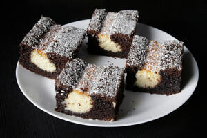 Crno-bele kokos kocke za post na vodi: Sočan, mekan i ukusan kolač koji danima ostaje svež, a nema ulje, jaja i mleko