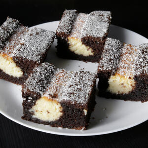 Crno-bele kokos kocke za post na vodi: Sočan, mekan i ukusan kolač koji danima ostaje svež, a nema ulje, jaja i mleko