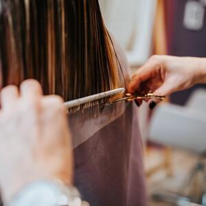 Skida godine, čini da kosa deluje gušće i daje eleganciju svakom izdanju: Najtrendi frizura za proleće stiže iz 90-ih!