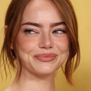 Od "ustala iz kreveta po vodu" do "maestralno": O lila haljini Eme Stoun svi imaju mišljenje, a dopada li se vama?