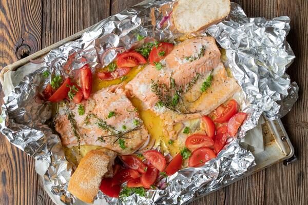 4 vrste namirnica koje nikad ne treba da čuvate u aluminijumskoj foliji: Promeniće ukus i povećavati rizik od bakterija