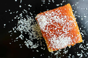 Sočan dezert bez trunke šećera: Recept za kocke sa jogurtom i kokosom idealne kao posluženje uz kafu ili čaj