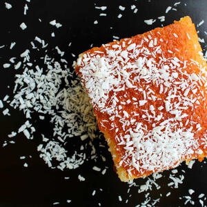 Sočan dezert bez trunke šećera: Recept za kocke sa jogurtom i kokosom idealne kao posluženje uz kafu ili čaj