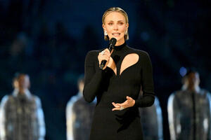 Crna mini-suknja & halteri: Šarliz Teron u izdanju koje ne može svako da iznese oduševila Parižane