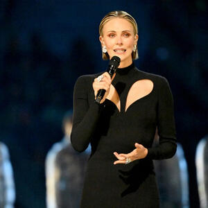 Crna mini-suknja & halteri: Šarliz Teron u izdanju koje ne može svako da iznese oduševila Parižane