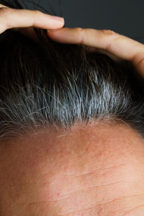 Glumica veruje da je ovo "lek protiv sede kose": Da li je moguće vratiti prirodnu boju nakon što već osedimo (i kako)?