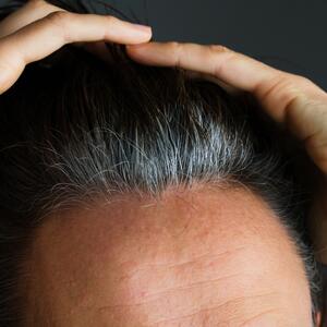 Glumica veruje da je ovo "lek protiv sede kose": Da li je moguće vratiti prirodnu boju nakon što već osedimo (i kako)?