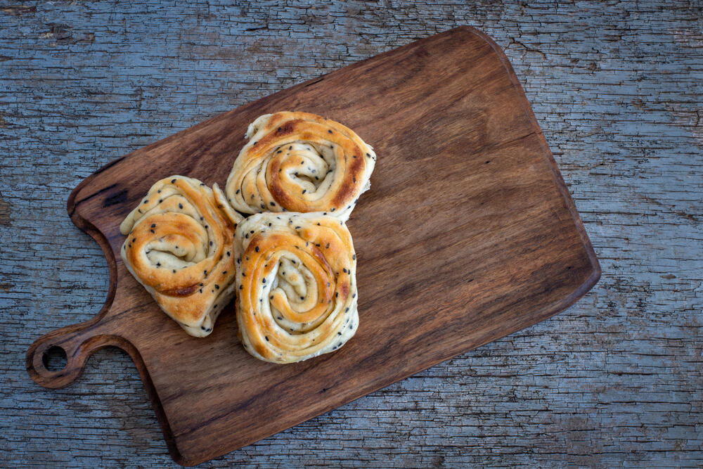 Na osnovu ovog recepta možete da napravite i obične slane puževe, ali je za astraktivniji izgled bolje da se jedan kraj testa zaseče pre motanja