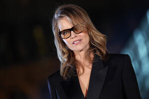 Pojavila se samo u sakou i svima pomutila razum: Atraktivno izdanje slavne manekenke zbog kojeg je Pariz uzdahnuo