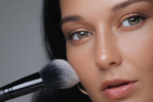 Kako se pravilno nanosi hajlajter? Uputstvo korak po korak + 7 mesta na koja se stavlja za besprekoran izgled