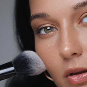 Kako se pravilno nanosi hajlajter? Uputstvo korak po korak + 7 mesta na koja se stavlja za besprekoran izgled