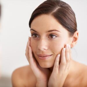 Fejslifting maska od 1 sastojka za koju vam treba 20 dinara: Zateže kožu, sužava pore i čisti višak masnoće s lica