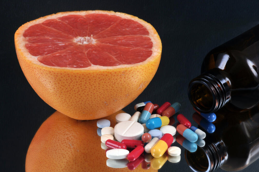 Grejpfrut sadrži furanokumarine koji blokiraju enzim zadužen za razgradnju lekova