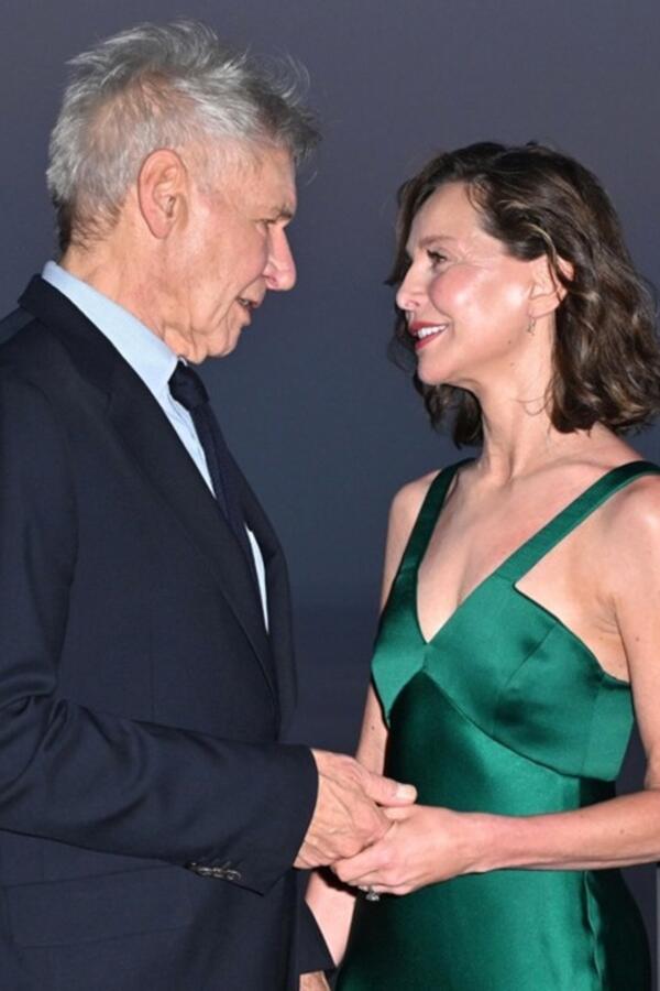 22 godine je mlađa i ne pada joj na pamet da ga menja: Holivudski zavodnik otkrio tajnu srećne žene i uspešnog braka