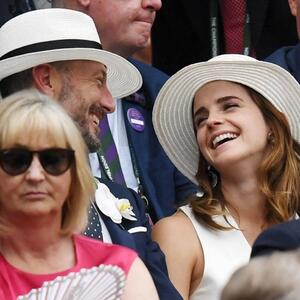 Ima mnogo nula na računu i različitu boju očiju! Slavna glumica uslikana dok je na aerodromu ljubila poznatog bogataša