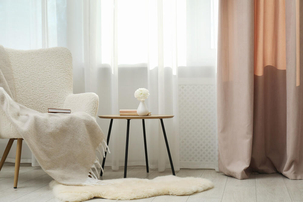 Teške ili lagane zavese u dnevnoj sobi?