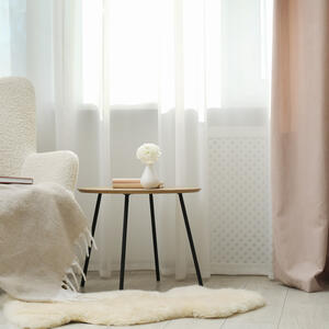 Kako da znate da li su vašoj dnevnoj sobi potrebne teške ili lagane zavese? Korisni saveti dizajnera