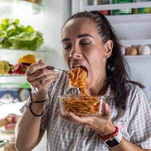 Zašto se ženama menja apetiti kad treba "da dobiju"? Neke po ceo dan jedu, nekima je muka, a ovo je glavni krivac