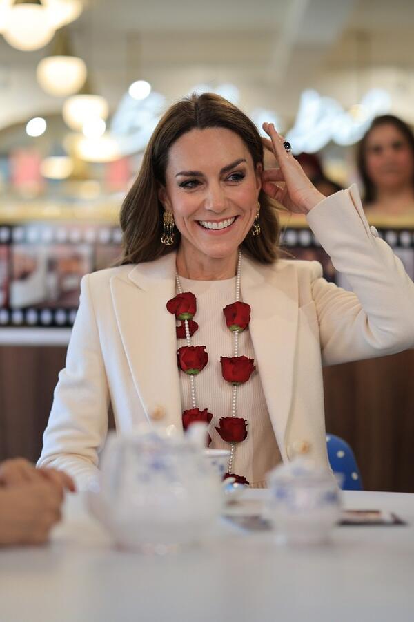 "Kako buduća kraljica može da ima ovakva stopala?" Kejt Midlton skinula cipele u javnosti i ljudi su šokirani