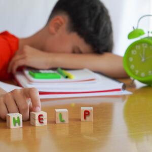 Kako podstaći dete da redovno radi domaći? 3 proverene taktike iz iskustva na koje niste ni pomislili, a deluju