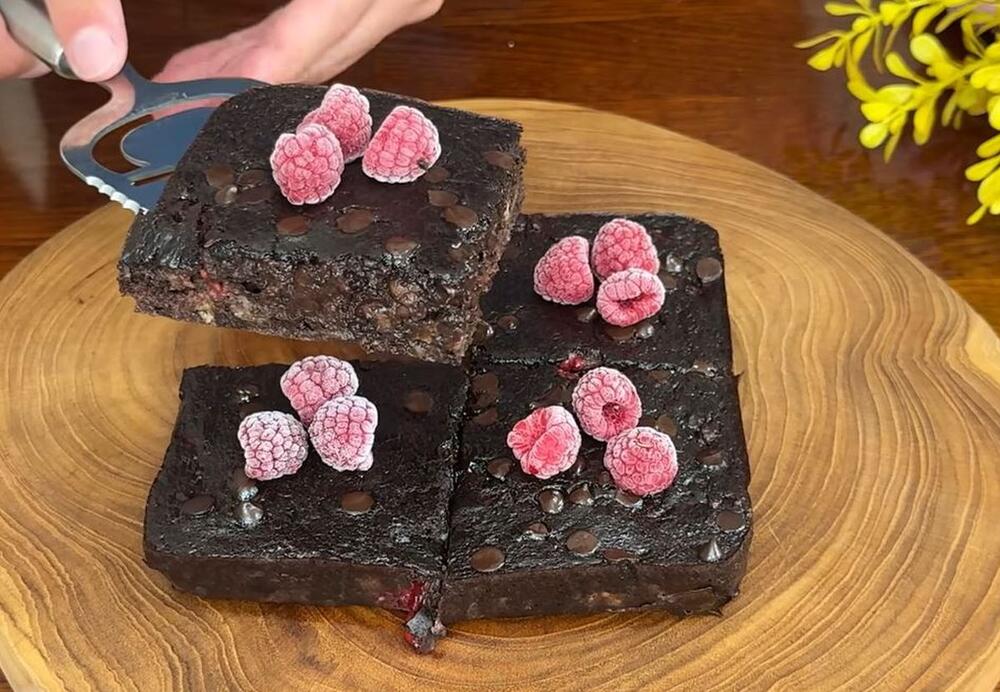 ČOKOLADNI BRAUNI SA MALINAMA 