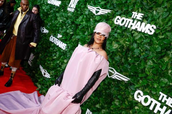 Ispaljeno 10 hitaca na Rijaninu kuću u Beverli Hilsu! Pevačica je u trenutku pucnjave bila u vili, evo šta se dogodilo