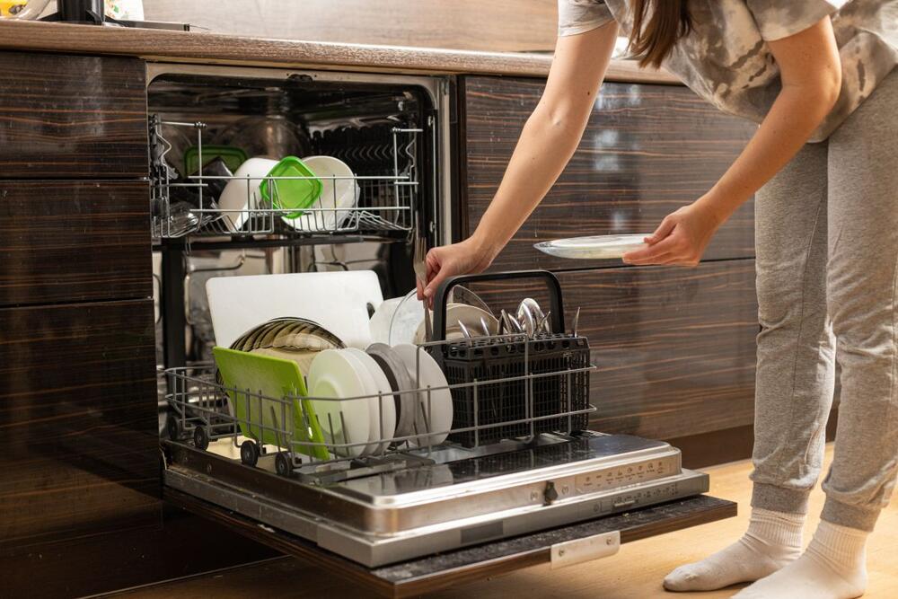 Pranje sudova u sudomašini štedi vreme, ali može da napravi i veliku štetu ako stavljate predmete koji nisu namenjeni za nju