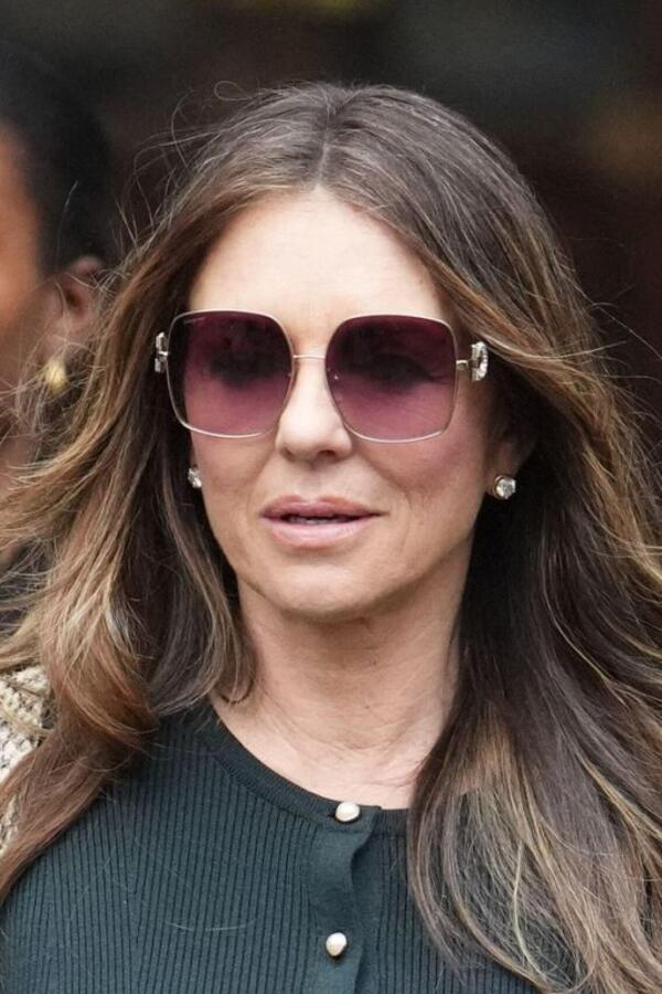 27 godina kasnije i dalje joj stoji kao salivena: Elizabet Harli oduševila u kultnoj Versaće haljini