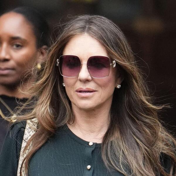 27 godina kasnije i dalje joj stoji kao salivena: Elizabet Harli oduševila u kultnoj Versaće haljini