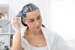 Najčešće greške prilikom farbanja sede kose kod kuće: Umesto da se podmladite, zbog njih lice često izgleda starije