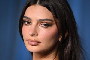 Smelo &ndash; smelije &ndash; Emili Ratajkovski! Umesto majice je odabrala nešto tako neočekivano da je i slobodni Pariz zastao