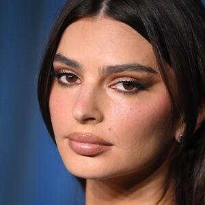 Smelo &ndash; smelije &ndash; Emili Ratajkovski! Umesto majice je odabrala nešto tako neočekivano da je i slobodni Pariz zastao