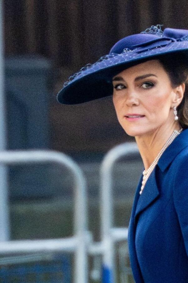 Stajling Kejt Midlton za desetku! Plava kaput-haljina i biseri kraljice Elizabete za izdanje iz modnih udžbenika