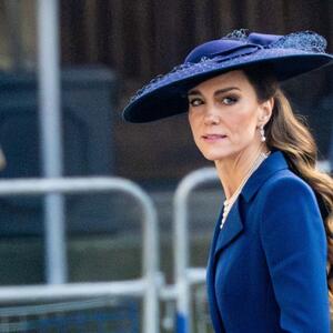 Stajling Kejt Midlton za desetku! Plava kaput-haljina i biseri kraljice Elizabete za izdanje iz modnih udžbenika