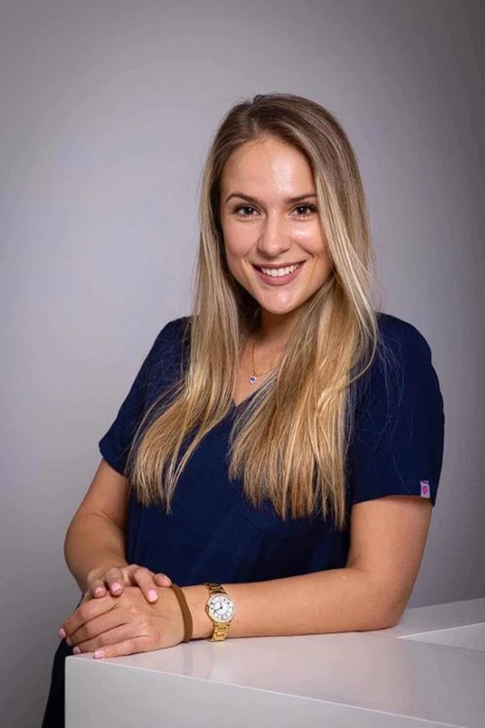  Dr Saška Minić, specijalistkinja plastične, rekonstruktivne i estetske hirurgije