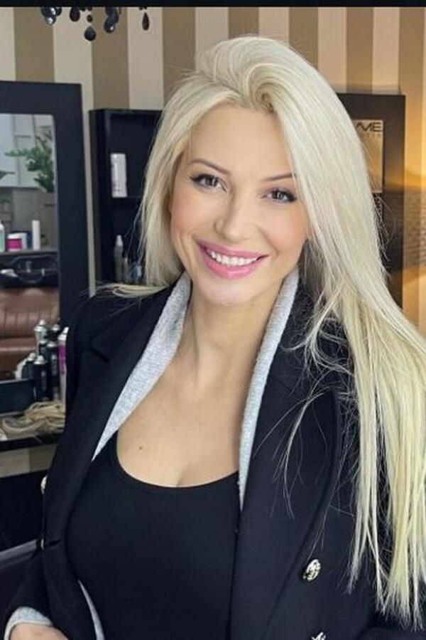 "Život se poigrao sa mnom, cvetam kraj divnog čoveka": Jelena Jovičić za Glossy posle jedne od najboljih godina u životu