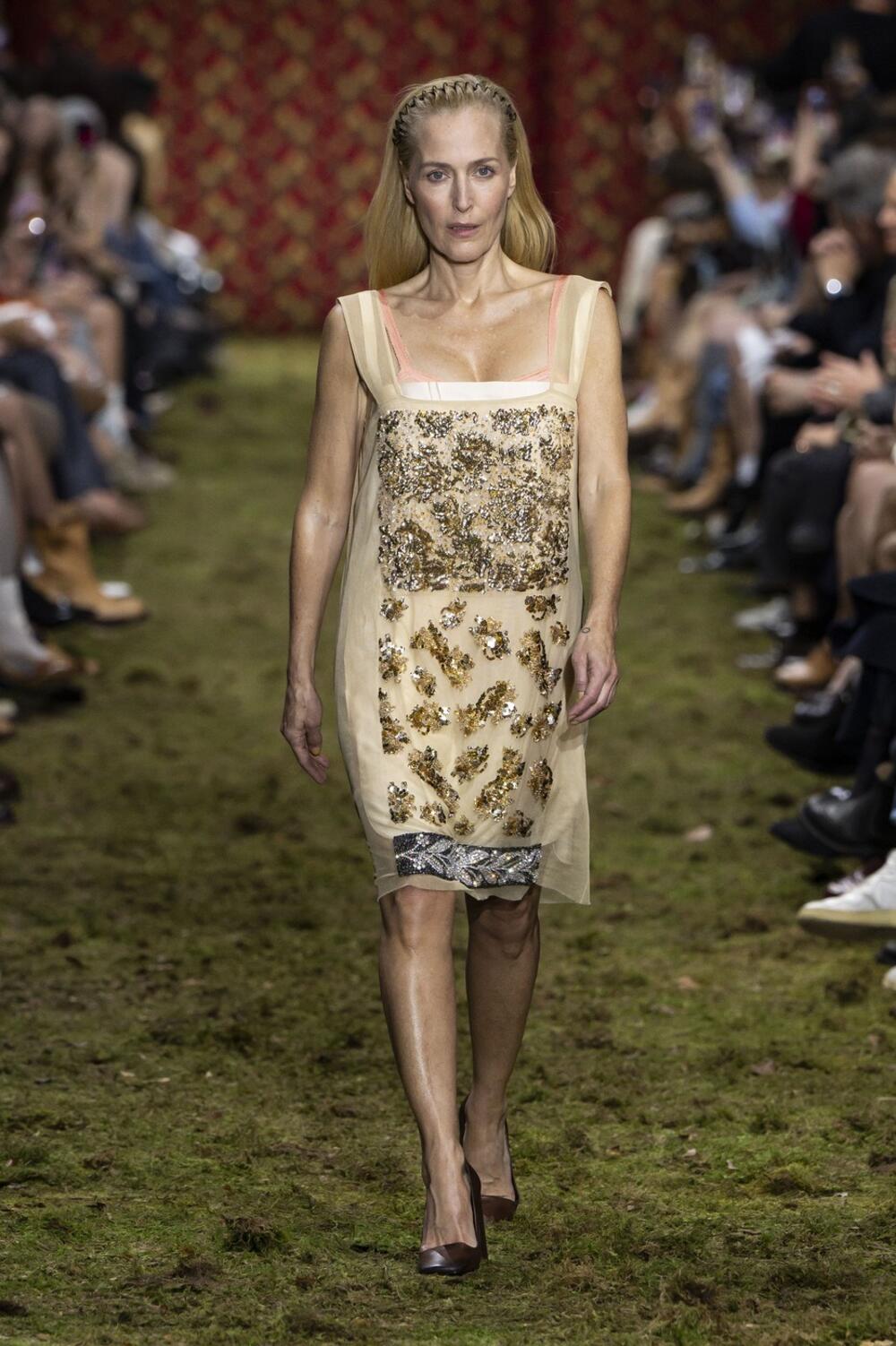 Džilijan Anderson na reviji modne kuće Miu Miu u Parizu