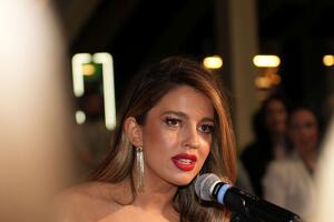 Svedeno, damski & moćno! Nina Nešković u elegantnom izdanju opčinila Beograđane na premijeri filma "Sportsko srce"