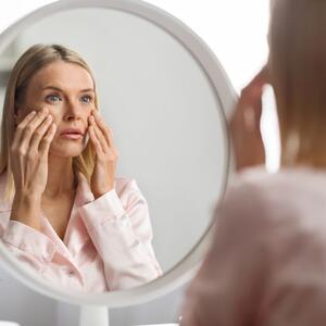 Učiniće to bolje od korektora: Trik za prekrivanje podočnjaka hajlajterom