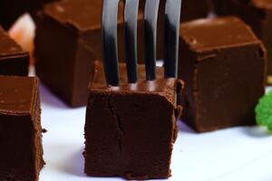 Kolač od 4 sastojka koji se ne peče: Čokoladne kocke koje se spremaju bukvalno za 3 minuta (RECEPT)