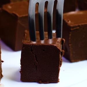 Kolač od 4 sastojka koji se ne peče: Čokoladne kocke koje se spremaju bukvalno za 3 minuta (RECEPT)