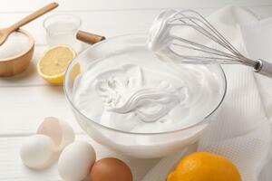 Kako umutiti šlag ručno, a kako mikserom? 10 saveta pomoću kojih ćete napraviti savršen završni sloj za omiljenu tortu