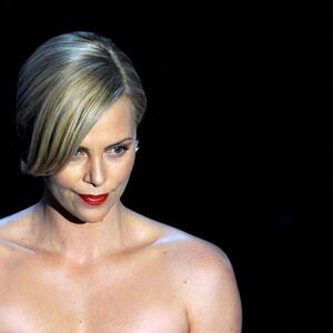 16 godina kasnije &ndash; jedna je od najupečatljivijih haljina s dodele Oskara ikada: Graciozno modno izdanje Šarliz Teron