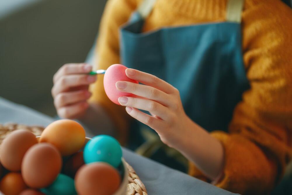 Ukrašavanje ofarbanih jaja pred Uskrs