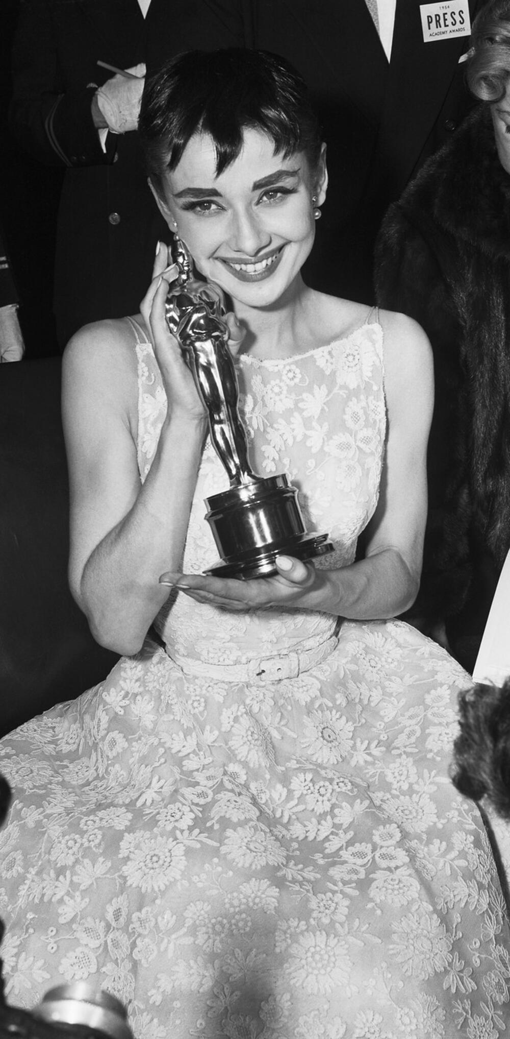 Odri Hepbern na dodeli Oskara 1954. godine