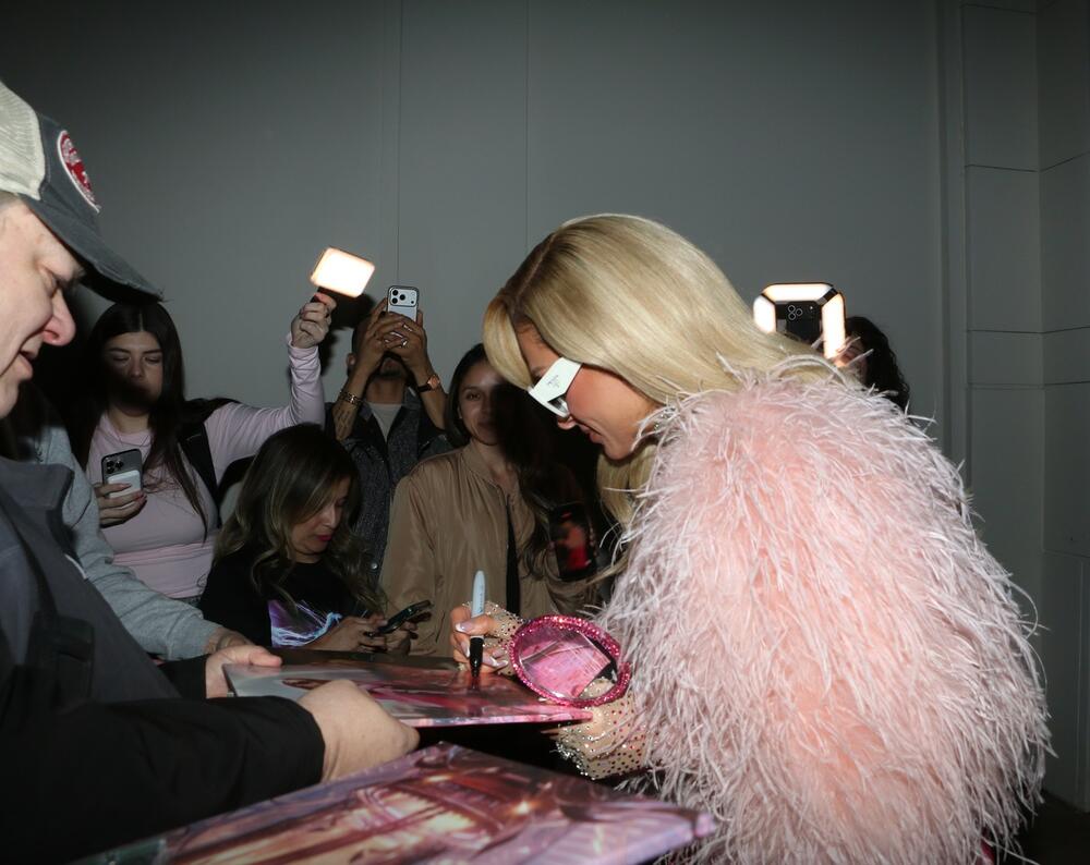 Paris Hilton daje autograme fanovima